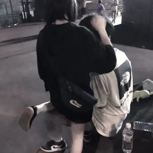  有安全感的情侣头像你很重要在我这里你永远有台阶下