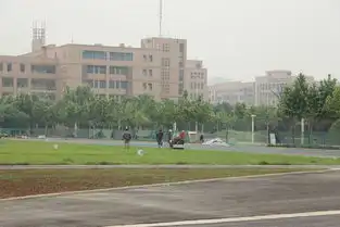  告别尘土飞扬风雨操场变脸五月底功成