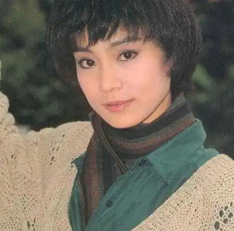  有种自然美叫61岁的刘雪华,翻看27岁剧照,比如今当红女星还要美