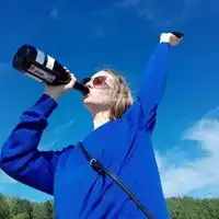  蓝天蓝色衣服的女孩子头像