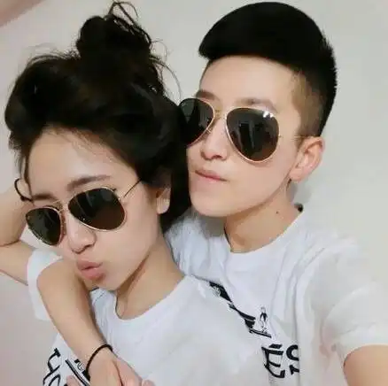  怎么把这张图片中人物左右位置调换可以把弄好的图片给我发来吗谢谢,