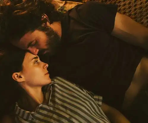  真爱之吻他们相拥在一起吻了2800年,到了1972年才被人发现