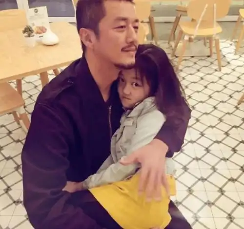 15岁李嫣与闺蜜聚餐,身材苗条大长腿让人羡慕,这名牌包包很贵吧
