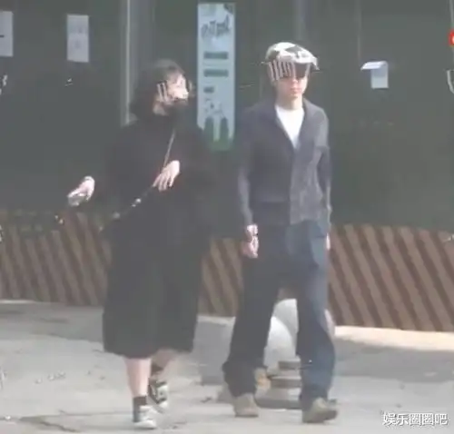  影后马思纯牵手张哲轩逛街,两人恋情实锤,女方小肚凸起疑似怀孕