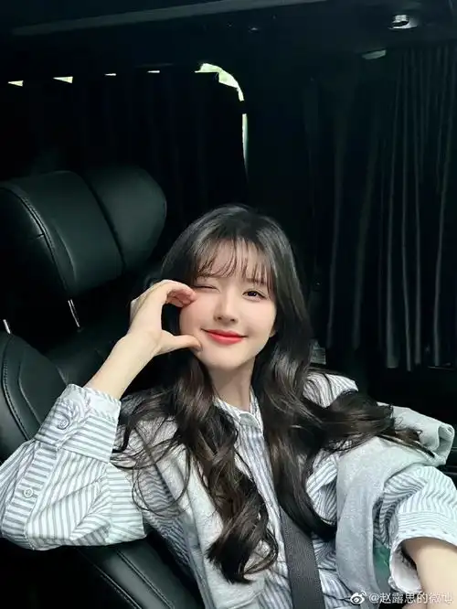  组图赵露思虞书欣白鹿学生时期旧照曝光皮肤水嫩笑容乖巧甜美