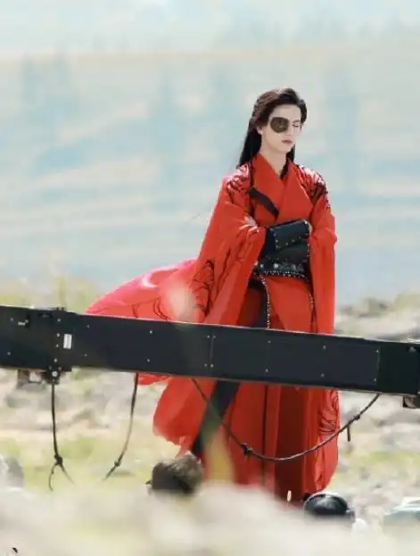  吉星高照花城谢怜牵手照超尴尬毫无cp感,衣服设计糟心