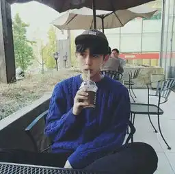  求一张高清壁纸要男生中分的那种