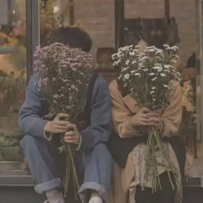  情侣头像一左一右唯美原宿风手捧花情侣头像双人