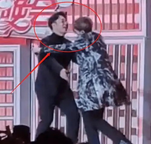  蔡徐坤情人婚纱舞台好浪漫,表演完与杜海涛拥抱,脚部动作成亮点