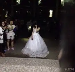  女生穿婚纱男生宿舍前表白遭舍管阿姨强阻网友灭绝师太