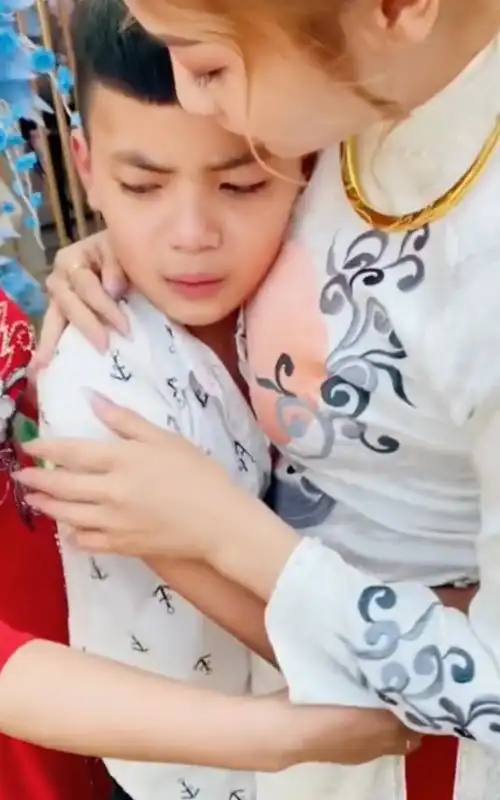  姐姐远嫁,弟弟舍不得,将头紧紧靠在姐姐胸上,蓝衣大哥表情亮了