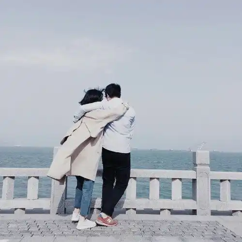  这样男人和女人在海滩上的照片哪里有