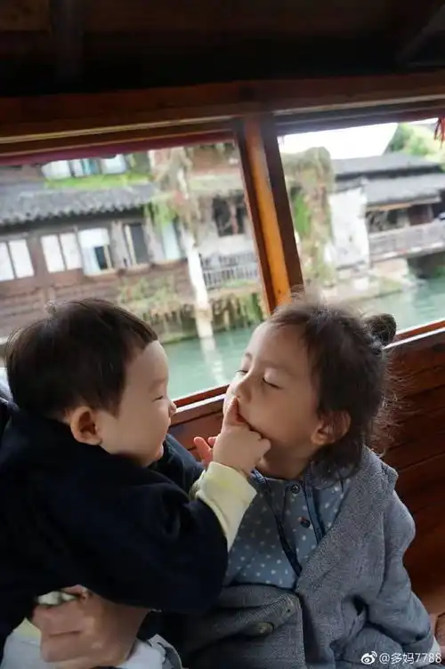  孙莉晒小儿子和多妹合照,越看越像黄磊,表情古灵精怪好可爱