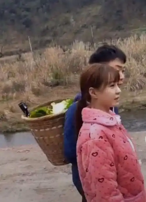  娱乐圈杜海涛沈梦辰回老家穿土味睡衣,网友好像看到了自己