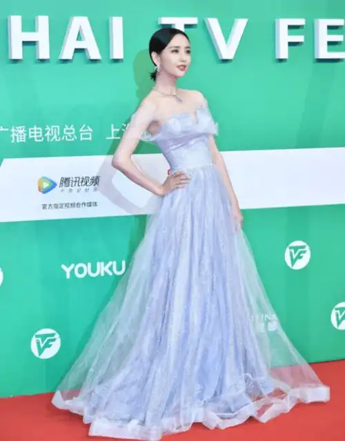  佟丽娅离婚后更美了,一抹紫裙高贵典雅,简直就是迪士尼在逃公主