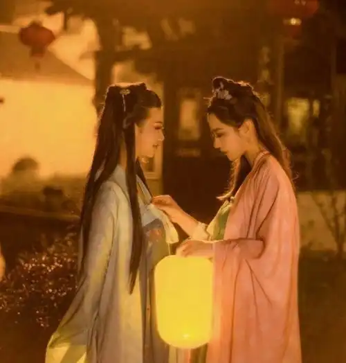  有没有好看的闺蜜头像带点古风的最好,要两人的