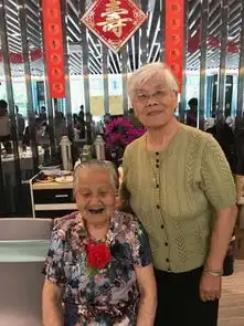 一群小姐妹给闺蜜开百岁生日趴,现场甜炸了