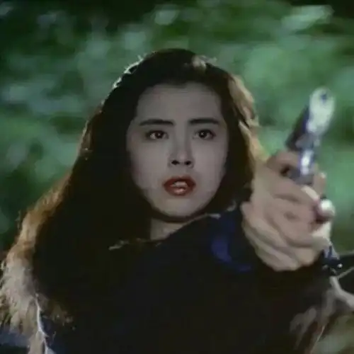  有没有那种很冷艳的妹子拿着枪的图片