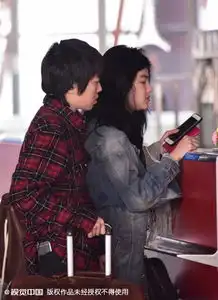 王菲女儿窦靖童man扛行李前胸紧贴混血闺蜜当黏体婴