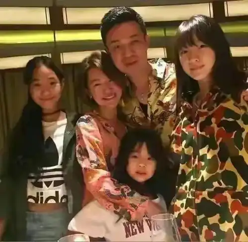  小s与黑泽良平举动亲密,当众向林志玲喊话,玩笑有些开大了