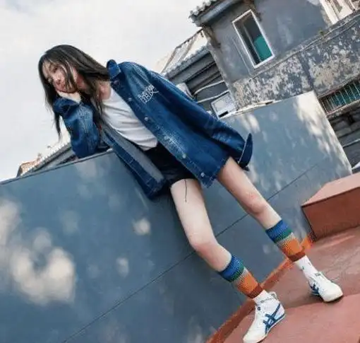 王菲真的是穷养女李嫣闺蜜背80万包包,而她背帆布包