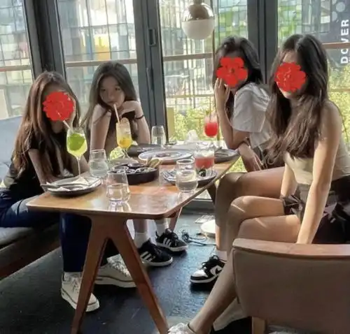 15岁李嫣打扮越来越成熟穿t恤气质不输王菲,挎两万包高调炫富
