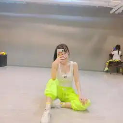  李小璐和闺蜜做美甲,晒长腿美照疑暗示已回归生活
