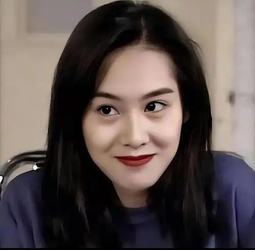  52岁朱茵罕见穿吊带热舞,容颜大变撞脸马苏,被质疑整容了