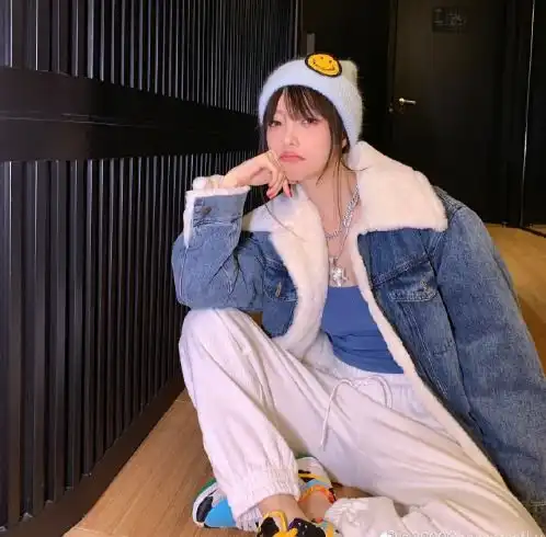  和pgone高调晒情侣款后,李小璐懒理舆论跳螃蟹舞,自赞表情满分