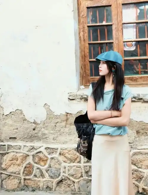  全网爆火的大理00后美女流浪诗人,她的人生谜团越扒越想哭