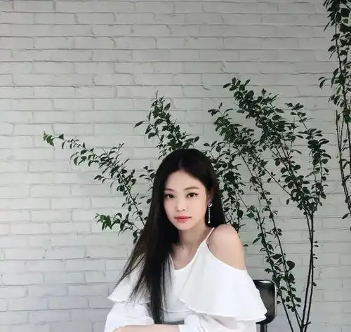  都是夸张的耳环,戚薇金属耳环霸气,章子怡绿色耳环大得离谱好俗