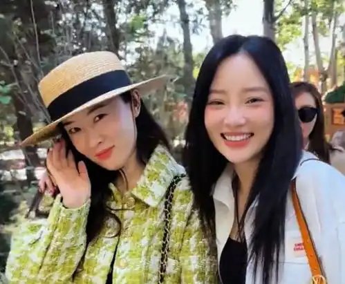 霍思燕晒与李小璐合照,闺蜜出游轻松自在,一起遛娃友情依旧