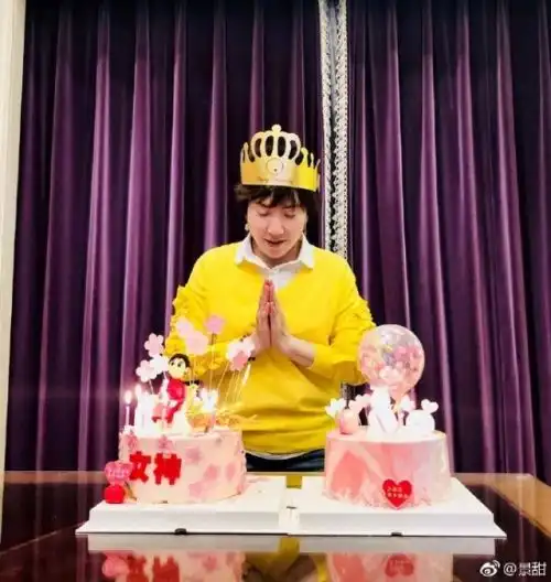  好事将近景甜妈妈生日会张继科现身见家长,亲密搂住景爸爸