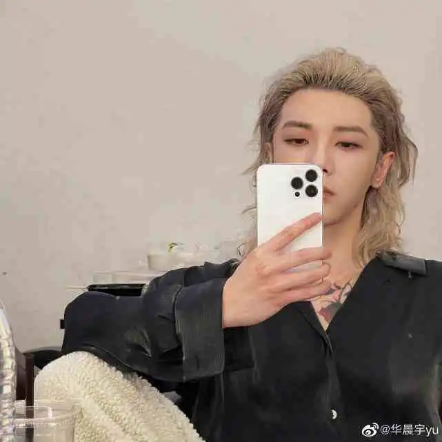 华晨宇被曝恋情后,跟王悦伊晒情侣款发色自拍,开工心情超好
