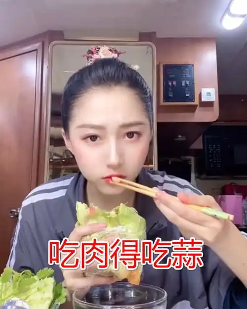  关晓彤在鹿晗家约会照被扒出,两人一起逗狗玩,这是已经同居了