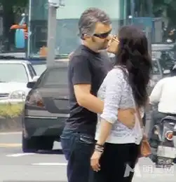  杨幂刘恺威李小璐贾乃亮明星情侣当众甜蜜热吻