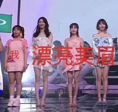  幽默笑话在大街上看到一对年轻情侣吵了起来,旁边围着好多人