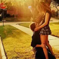  原创头顶红色树叶人物微信情侣图片