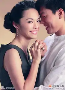  保剑锋携神秘美女会友同回酒店亲密如情侣