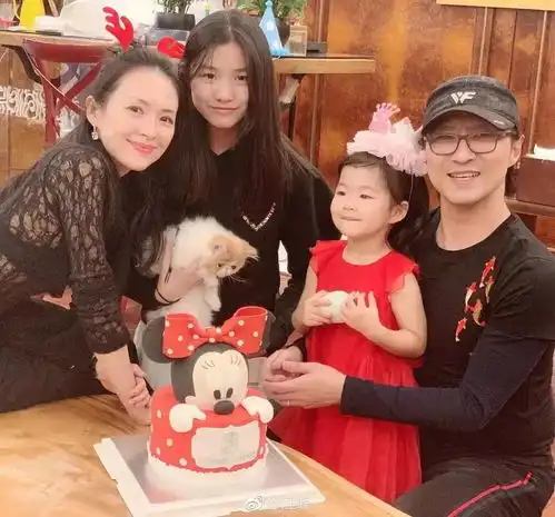 内地名媛聚会,李嫣和汪峰女儿当配角帮闺蜜庆生,姚安娜也有交集