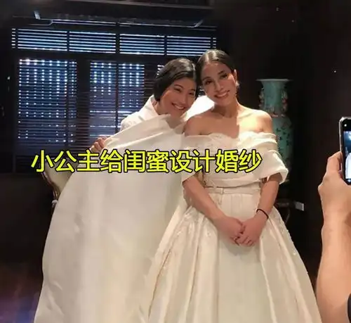 35岁泰国小公主私下真可爱,钻进闺蜜怀里好甜蜜,一点架子也没有