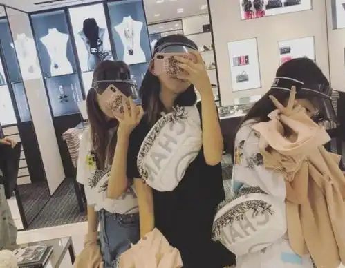 李嫣闺蜜罕晒合照,任正非小女儿竟稳站c位,豪门二代果真是个圈