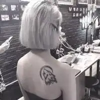  女生社会青年纹身头像背上简单纹身女人头像