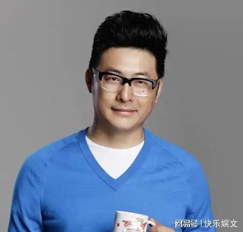  49岁王岳伦与年轻女性同框对方年轻漂亮身材好,面带羞涩颜值高