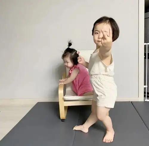 黄夏温头像哈温的拍照姿势还是很专业的