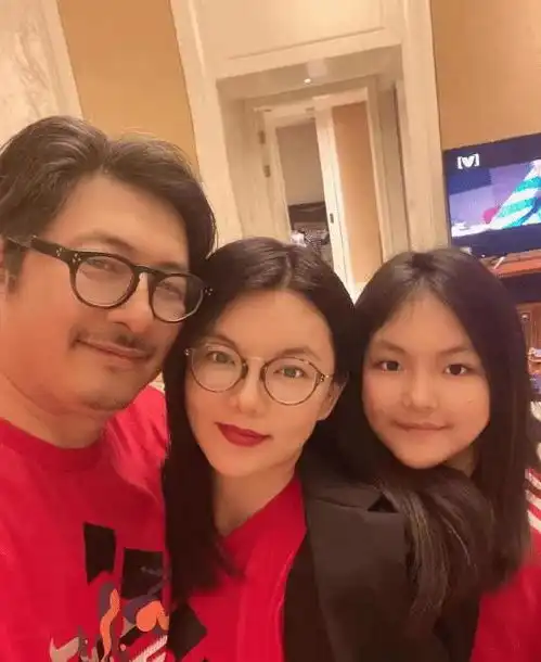  李湘一家三口同框直播高调秀恩爱太肉麻,王诗龄皮肤黝黑认不出