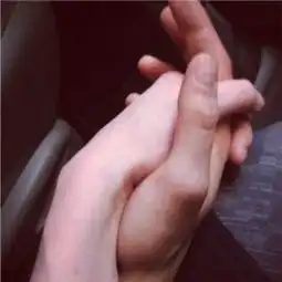  谁有对象,手牵手拍张这样的照片给我