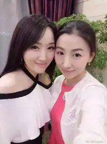45岁杨钰莹用美颜相机拍照,各个似少女