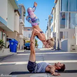  瑜伽情侣高难度姿势秀恩爱