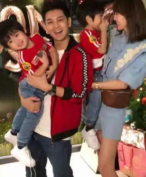  林志颖和老婆穿情侣衫开车带她兜风,陈若仪坐副驾驶自拍超幸福